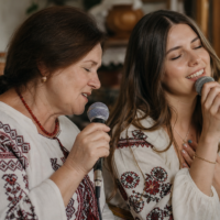Alena Omargalieva і її мама в новій пісні «Зійшла зоря»