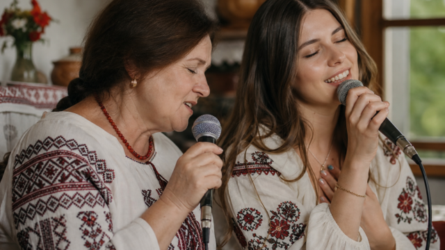 Alena Omargalieva і її мама в новій пісні «Зійшла зоря»