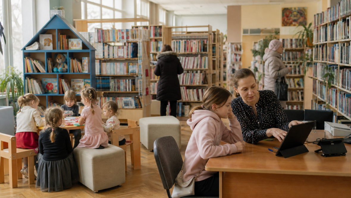 Інтер’єр Гайворонської міської публічної бібліотеки, дитяча зона та центр цифрової освіти
