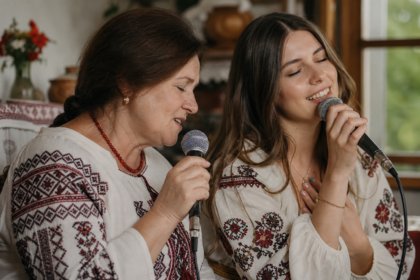 Alena Omargalieva і її мама в новій пісні «Зійшла зоря»