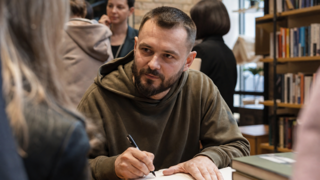 Сергій Жадан: автограф-сесія в семи містах України