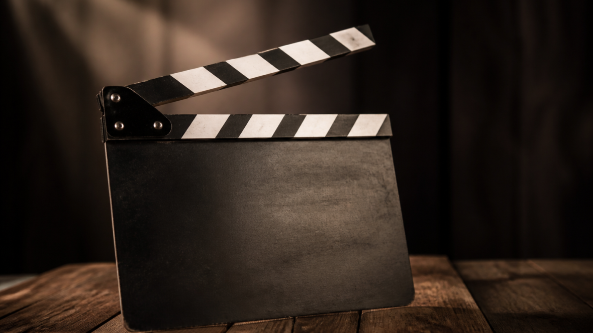 Кінотизер: кінопланка на столі, драматичне освітлення українською